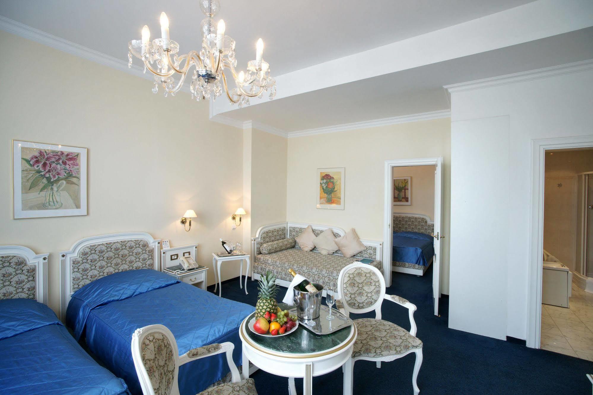 Ambassador Zlata Husa Praga Quarto foto A suite at the Grand Hotel